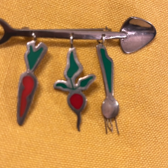 Anne Harvey AHD Enamel Sterling Silver Gardener Brooch 925 Shovel with Vegetable - Picture 5 of 5